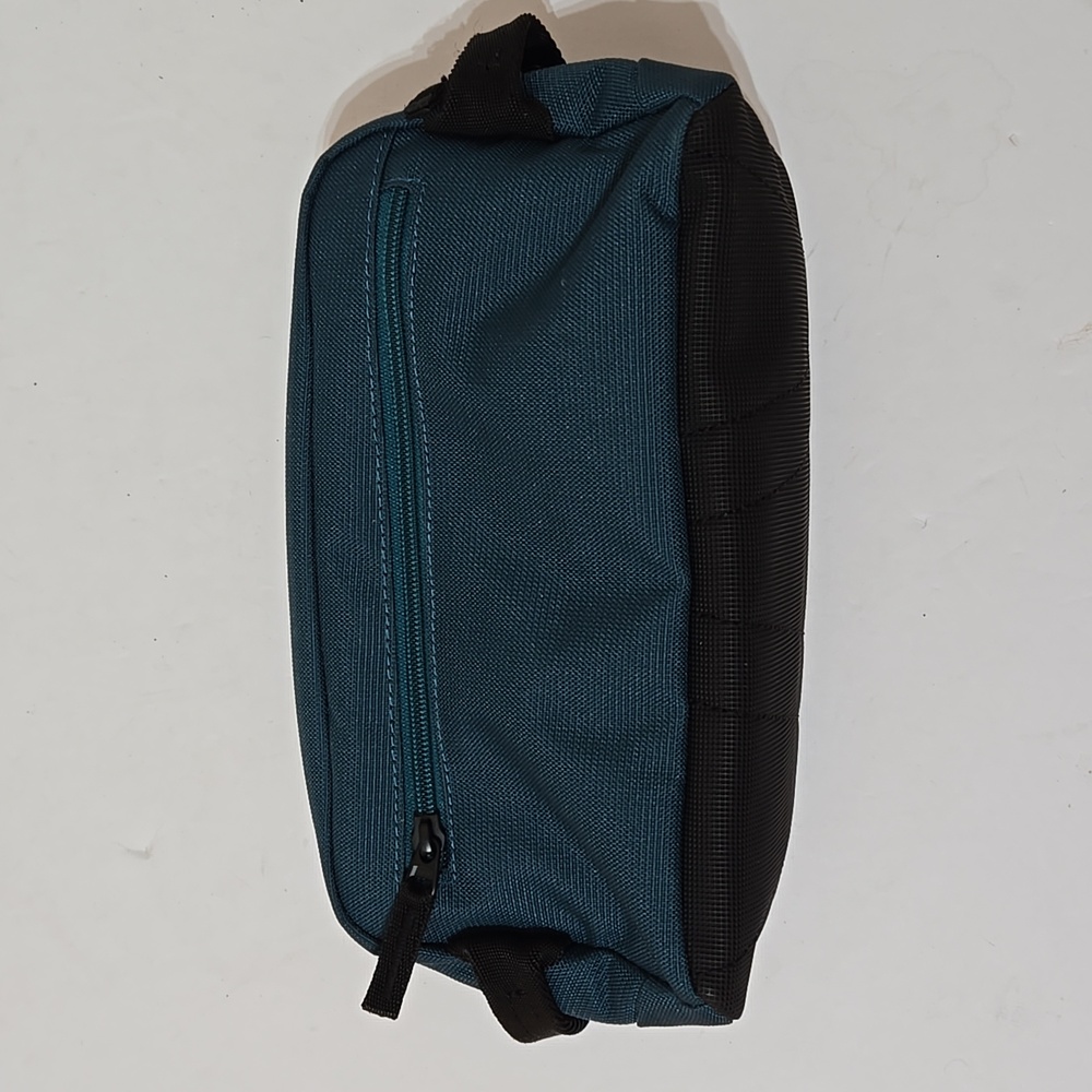 Oakley Men's Street Doppler Canvas Toiletry Travel Bag. - Picture 3 of 5